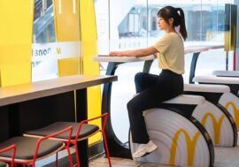В китайских McDonald’s стулья заменили на велотренажёры