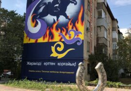 Пожарного в образе батыра изобразили на фасаде пятиэтажки в Алматы