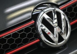 Volkswagen разместил вакансии для механиков на деталях автомобилей