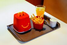 Французский McDonald’s начал использовать многоразовую посуду